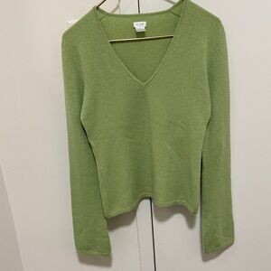 Aqua Cashmere V Neck Long Sleeve Women’s Sweater in Green. Size Medium.